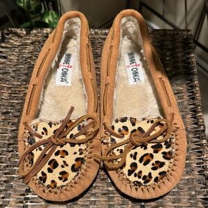 Minnetonka Tan Suede Leopard Moccasins women’s size‎ 7